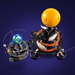 LEGO Technic 42179 Planeet Aarde en Maan in een baan, Speelgoed, Zonne