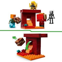 LEGO Minecraft 21266 Battaglia di lava del Nether - Giocattolo per gli