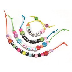 Kreation der rosa Mini-Armbänder von CLEMENTONI