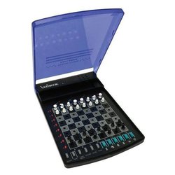El juego de ajedrez electrónico de viaje