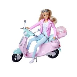 Steffi Love sur son scooter