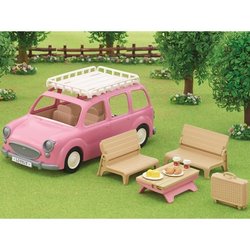 Il minivan rosa e il set da picnic
